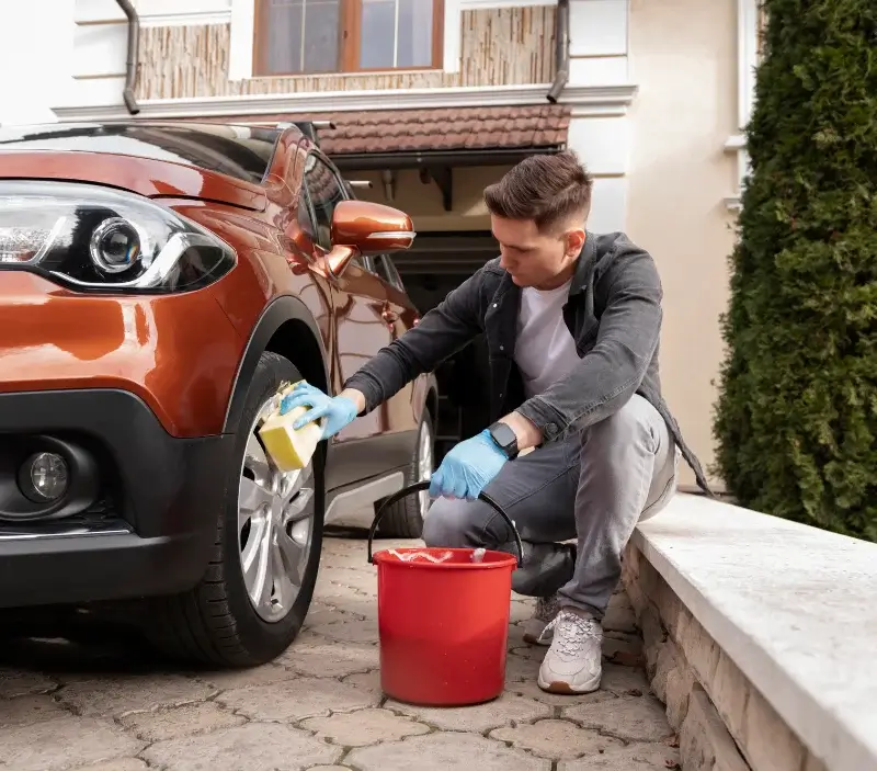 Lavage auto à domicile Auzet : professionnel intervenant sur un véhicule
